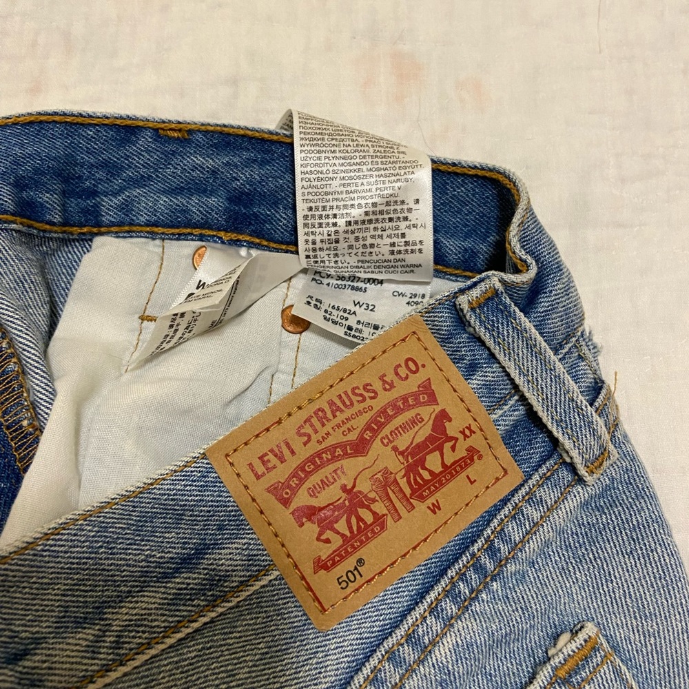 Levi’s 501 Women’s High Rise Denim Shorts, Light Wash, Size 32 with Frayed Hem